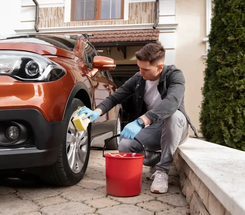 Lavage auto à domicile Portet-sur-Garonne : professionnel intervenant sur un véhicule